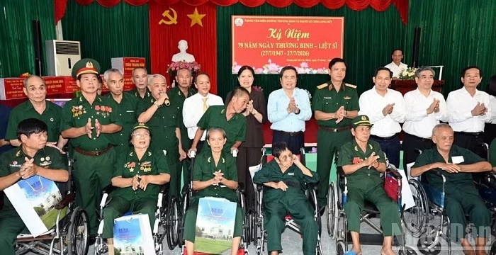 Chủ tịch Quốc hội Trần Thanh Mẫn viếng Anh hùng liệt sĩ Võ Thị Sáu, thăm Bà mẹ Việt Nam Anh hùng