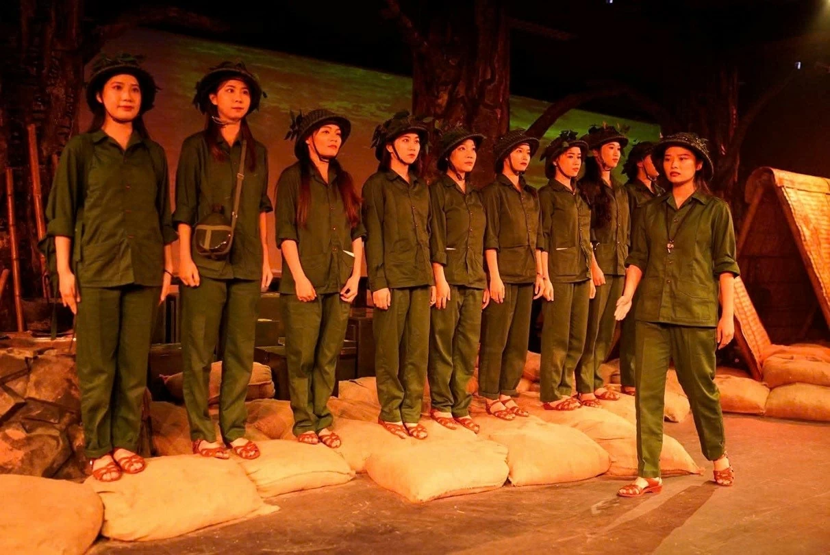 Đưa lịch sử chạm vào trái tim: Sức hút từ ‘Huyền thoại tuổi thanh xuân’
