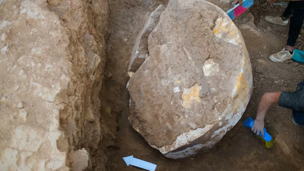 Một mảnh vỡ của tấm bia đá cổ có niên đại từ thời trị vì của vua Assyria Ashurbanipal được tìm thấy ở tỉnh Nineveh, Iraq, ngày 17 tháng 7 năm 2026. ( Nguồn ảnh : Facebook/Ảnh chụp màn hình/Cơ quan Quản lý Cổ vật và Di sản Iraq )
