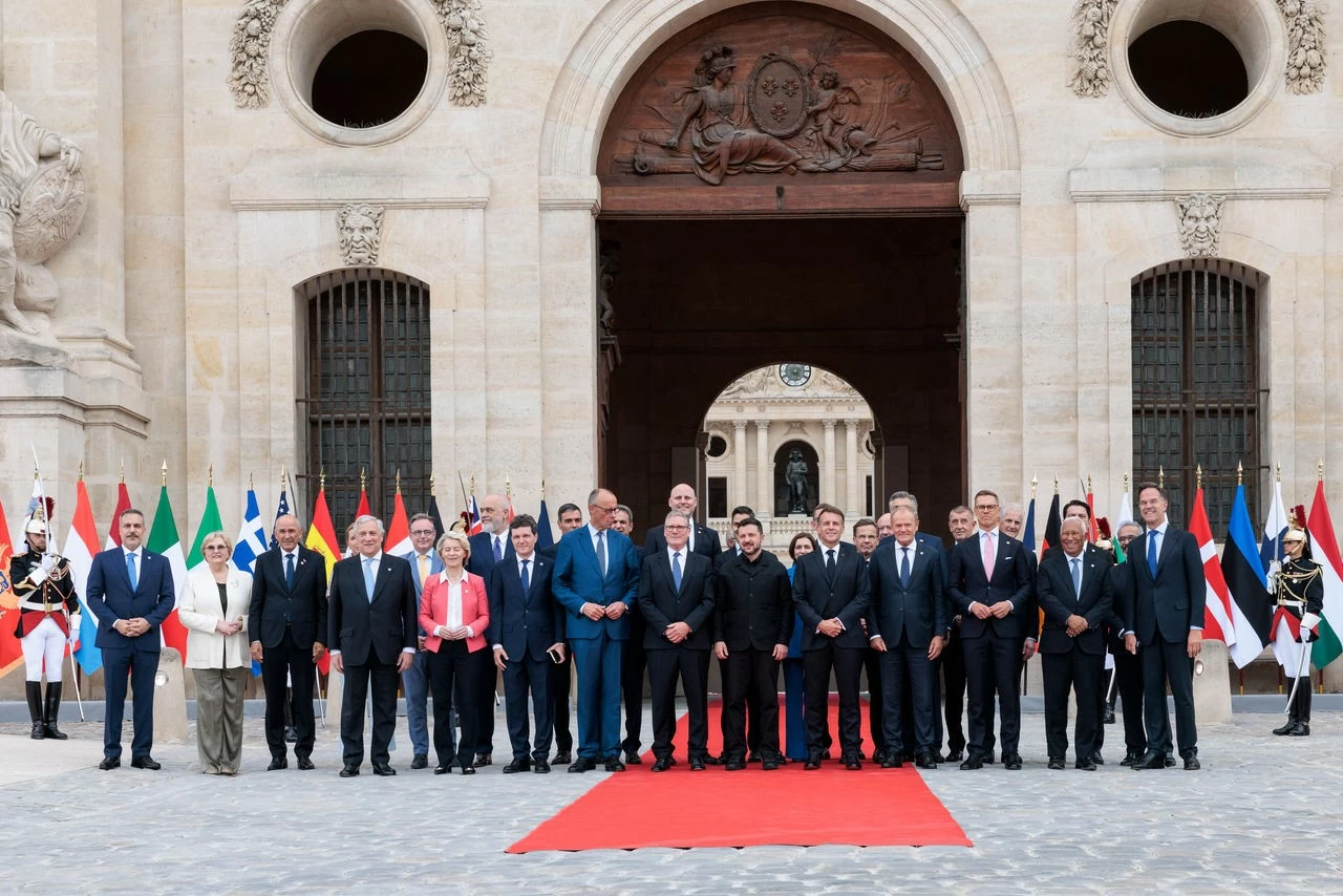Các nhà lãnh đạo chụp ảnh chung tại Hội nghị Liên minh tự nguyện (Coalition of the Willing) tại Paris (Pháp) ngày 13/7. (Nguồn: NATO)
