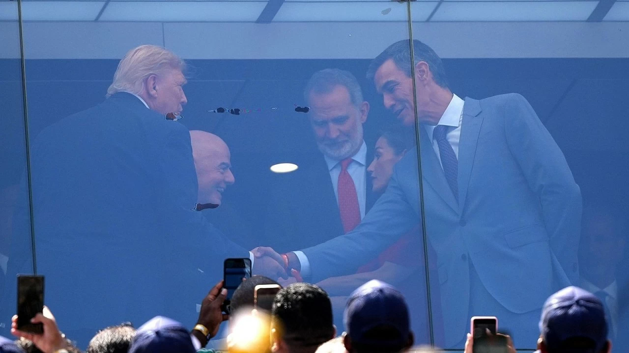 Tổng thống Mỹ Donald Trump và Thủ tướng Tây Ban Nha Pedro Sánchez gặp trực tiếp tại khu vực VIP sân MetLife bên lề trận chung kết FIFA World Cup 2026, đánh dấu lần đầu hai nhà lãnh đạo hội ngộ sau gần hai năm quan hệ song phương nhiều căng thẳng. (Nguồn: RTVE.es) Tổng thống Mỹ Donald Trump và Thủ tướng Tây Ban Nha Pedro Sánchez gặp trực tiếp tại khu vực VIP sân MetLife bên lề trận chung kết FIFA World Cup 2026, đánh dấu lần đầu hai nhà lãnh đạo hội ngộ sau gần hai năm quan hệ song phương nhiều căng thẳng. (Nguồn: RTVE.es)