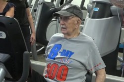 Cụ ông 100 tuổi đón sinh nhật tại phòng gym