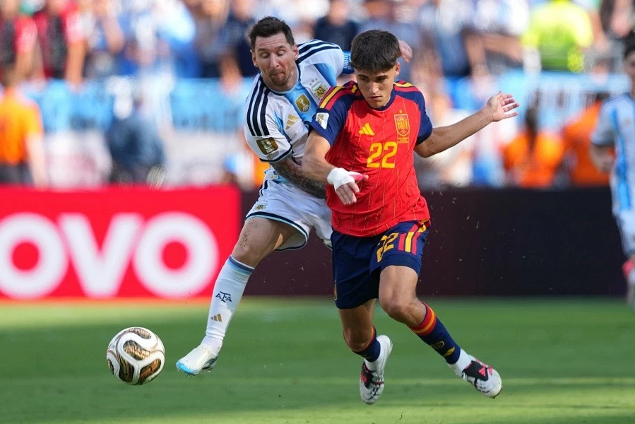 Messi bất lực trước sự hoàn hảo của Tây Ban Nha: El Pulga đã không thể tạo nên phép màu cuối cùng