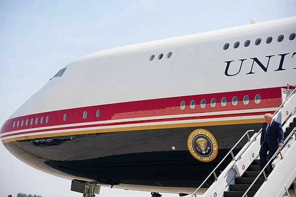 Tổng thống Mỹ Donald Trump rời chuyên cơ Air Force One tại sân bay quốc tế John F. Kennedy (New York) ngày 17/7, trước khi tham dự buổi tiếp đón FIFA tại Trump Tower. (Nguồn: Getty Images)