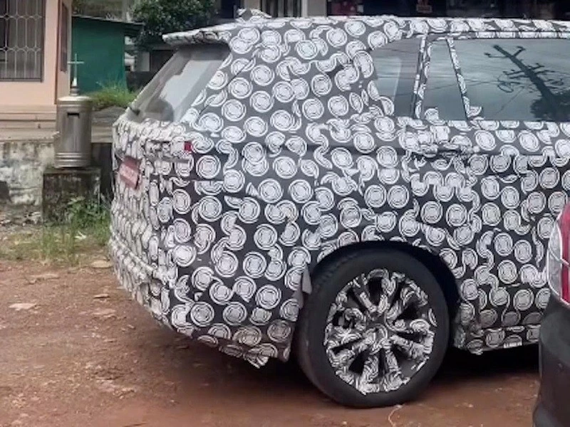 Toyota Innova Cross bản facelift lộ diện tại Ấn Độ