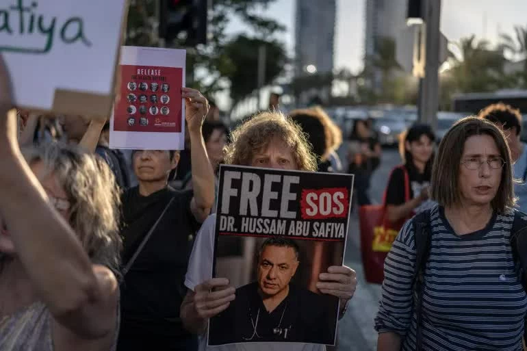 Người biểu tình tại Tel Aviv kêu gọi trả tự do cho bác sĩ Hussam Abu Safia, Giám đốc Bệnh viện Kamal Adwan ở phía Bắc Dải Gaza, đang bị Israel giam giữ. (Nguồn: Al Jazeera)
