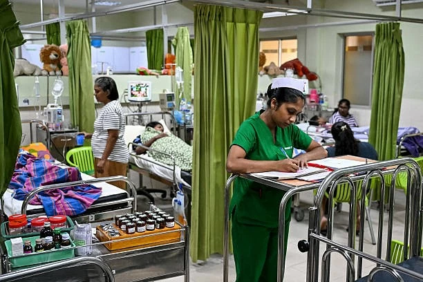 Bệnh nhân sốt xuất huyết điều trị tại Bệnh viện Đa khoa quận ở thành phố Negombo, Sri Lanka, ngày 16/7. (Nguồn: Getty Images)