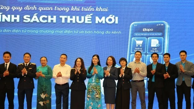 Bà Phạm Thị Mai Anh – PGĐ Khối Ngân hàng số MB cùng đại diện các đơn vị tổ chức Hội thảo.