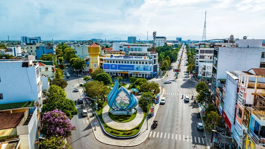 Tỉnh Quảng Ngãi mới sở hữu quy mô phát triển lớn hơn cả về không gian địa lý lẫn dư địa hội nhập quốc tế. (Nguồn: Vietnamnet) Tỉnh Quảng Ngãi mới sở hữu quy mô phát triển lớn hơn cả về không gian địa lý lẫn dư địa hội nhập quốc tế. (Nguồn: Vietnamnet)