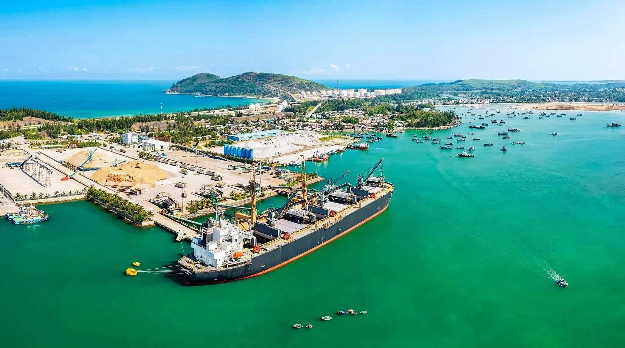 Cảng Dung Quất là điểm đến của hàng hóa, giữ vai trò huyết mạch trong hoạt động xuất nhập khẩu tại Khu kinh tế Dung Quất. (Ảnh: V.Xuân) Cảng Dung Quất là điểm đến của hàng hóa, giữ vai trò huyết mạch trong hoạt động xuất nhập khẩu tại Khu kinh tế Dung Quất. (Ảnh: V.Xuân)
