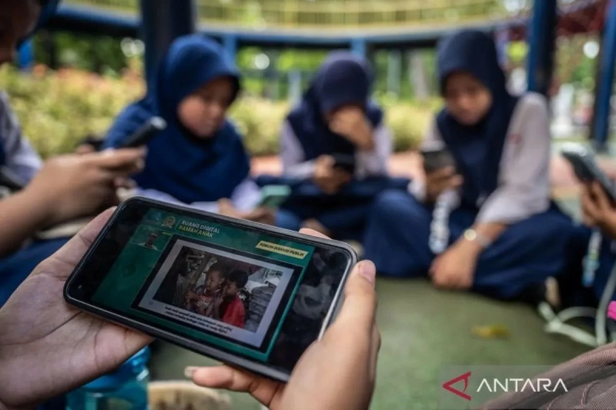 Học sinh Indonesia tiếp cận nội dung về không gian số an toàn trên điện thoại. (Nguồn: Antara)