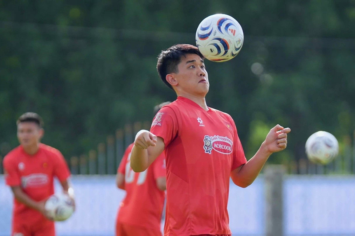 Đình Bắc không bị Liên đoàn bóng đá châu Á (AFC) treo giò, vì thế anh được đá trận ra quân cùng tuyển Việt Nam. (Ảnh: Phan Ích)
