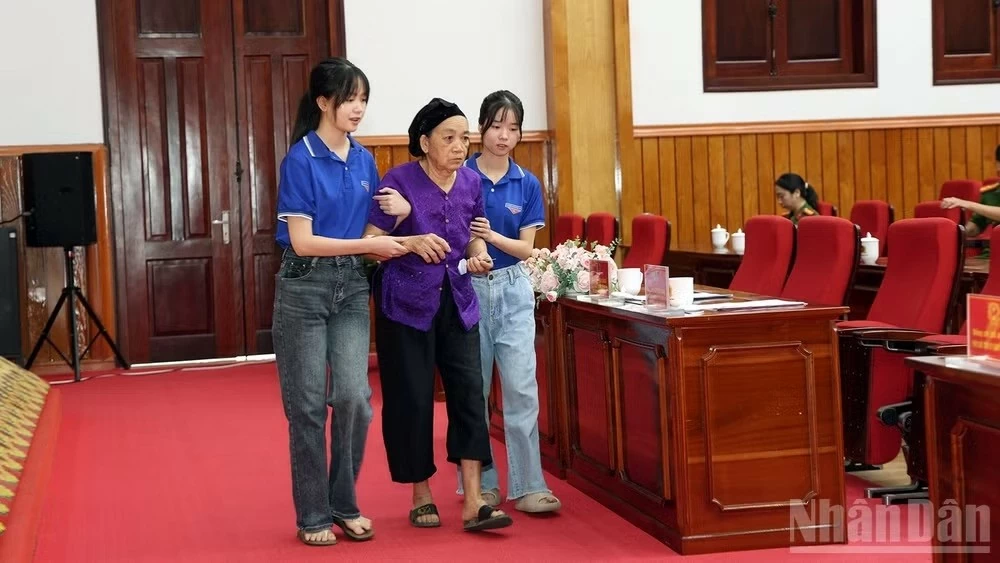 Công an Tuyên Quang mở đợt cao điểm thu nhận mẫu ADN thân nhân liệt sĩ Công an Tuyên Quang mở đợt cao điểm thu nhận mẫu ADN thân nhân liệt sĩ