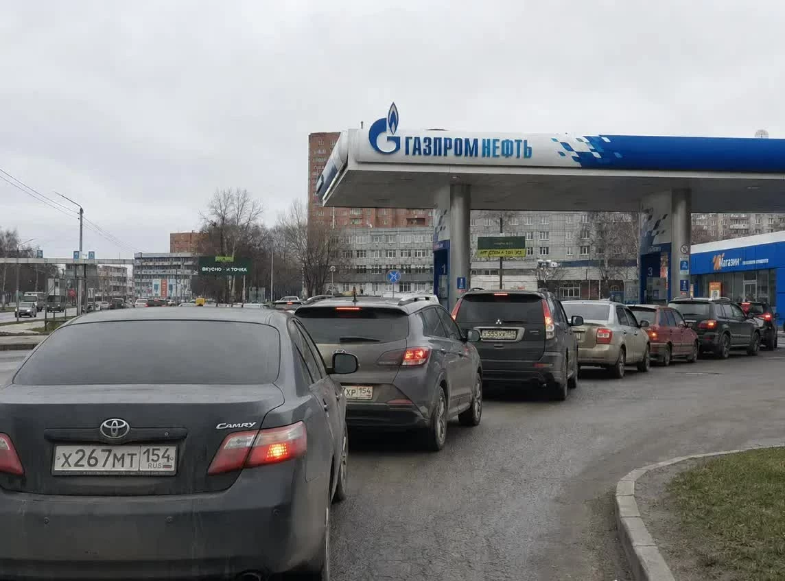 Xe cộ xếp hàng tiếp nhiên liệu tại một trạm xăng ở Moscow, trong bối cảnh Nga điều chuyển nguồn cung từ Siberia và tăng nhập khẩu để tránh nguy cơ thiếu nhiên liệu sau các đợt tập kích vào nhà máy lọc dầu. (Nguồn: The Jamestown Foundation) Xe cộ xếp hàng tiếp nhiên liệu tại một trạm xăng ở Moscow, trong bối cảnh Nga điều chuyển nguồn cung từ Siberia và tăng nhập khẩu để tránh nguy cơ thiếu nhiên liệu sau các đợt tập kích vào nhà máy lọc dầu. (Nguồn: The Jamestown Foundation)