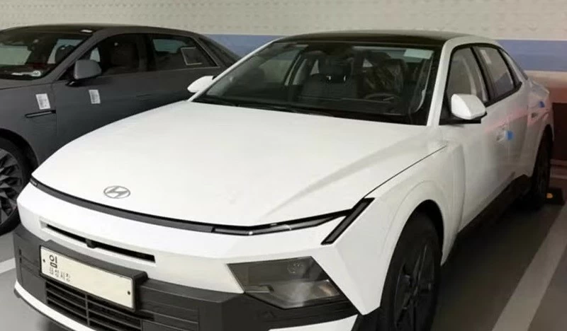 Hyundai Elantra 2027 bản tiêu chuẩn lộ diện, thiết kế ngoại thất táo bạo. Hyundai Elantra 2027 bản tiêu chuẩn lộ diện, thiết kế ngoại thất táo bạo.