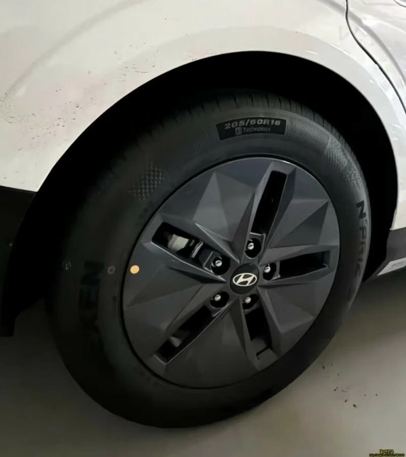 Hyundai Elantra 2027 được trang bị bộ vành 16 inch có thiết kế đơn giản hơn. Hyundai Elantra 2027 được trang bị bộ vành 16 inch có thiết kế đơn giản hơn.