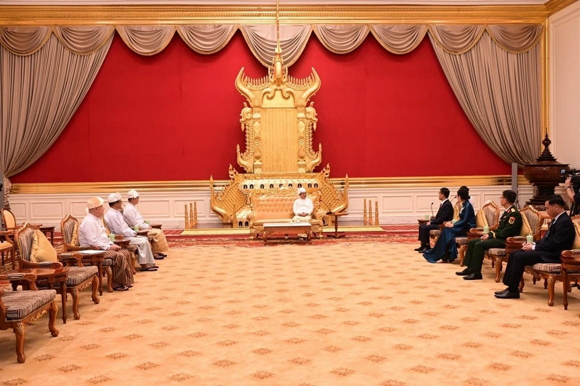 Đại sứ Nguyễn Anh Đức trình Quốc thư lên Tổng thống Myanmar Đại sứ Nguyễn Anh Đức trình Quốc thư lên Tổng thống Myanmar