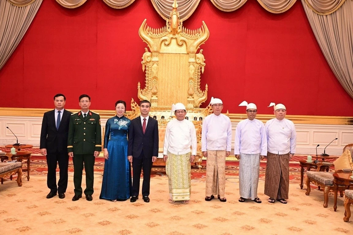 Đại sứ Nguyễn Anh Đức trình Quốc thư lên Tổng thống Myanmar Đại sứ Nguyễn Anh Đức trình Quốc thư lên Tổng thống Myanmar