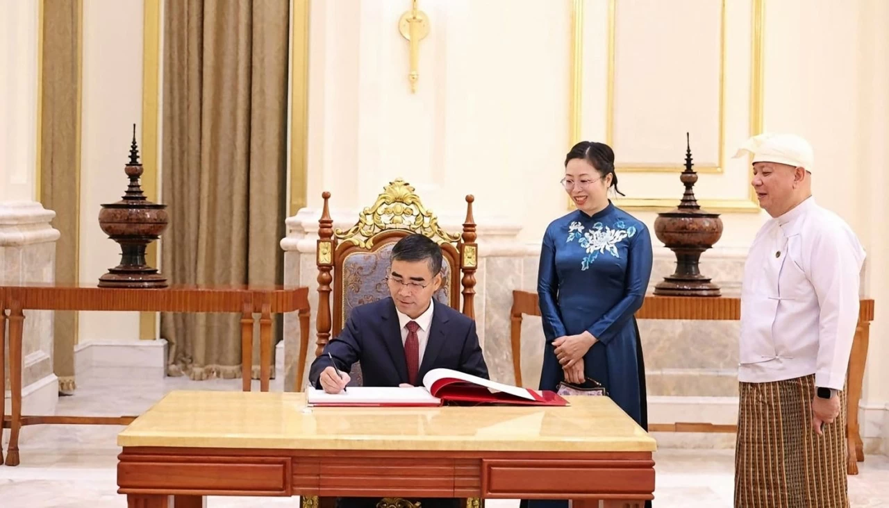 Đại sứ Nguyễn Anh Đức trình Quốc thư lên Tổng thống Myanmar Đại sứ Nguyễn Anh Đức trình Quốc thư lên Tổng thống Myanmar