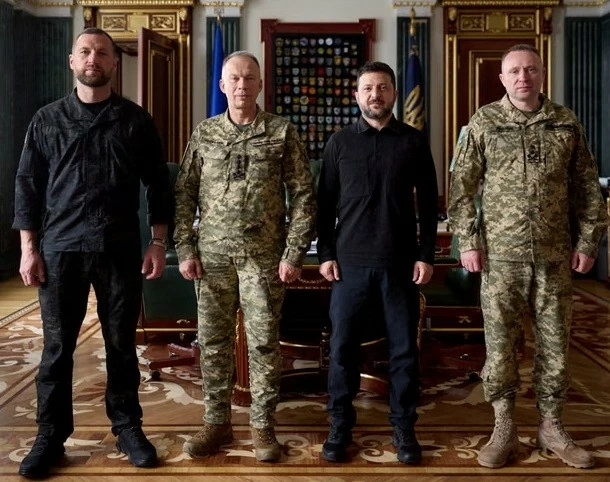 Ukraine: Rơi vào thế tiến thoái lưỡng nan, Tổng thống Zelensky đã đi 'nước cờ' sai? Tân Tổng tư lệnh quân đội đối mặt thách thức Ukraine: Rơi vào thế tiến thoái lưỡng nan, Tổng thống Zelensky đã đi 'nước cờ' sai? Tân Tổng tư lệnh quân đội đối mặt thách thức