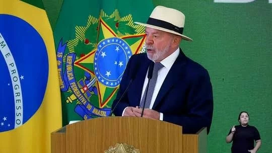 Tổng thống Brazil Luiz Inacio Lula da Silva phát biểu tại Phủ Tổng thống Planalto ở Brasilia, công bố gói tín dụng khẩn cấp trị giá 18,5 tỷ real nhằm hỗ trợ doanh nghiệp ứng phó mức thuế 25% mới do Mỹ áp đặt. (Nguồn: G1 -Globo)