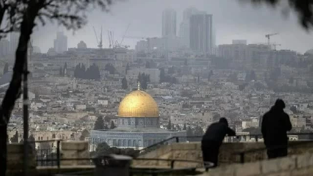 Khoảng 1.300 người Israel đổ vào khuôn viên đền Al-Aqsa. (Nguồn: Yeni Safak)