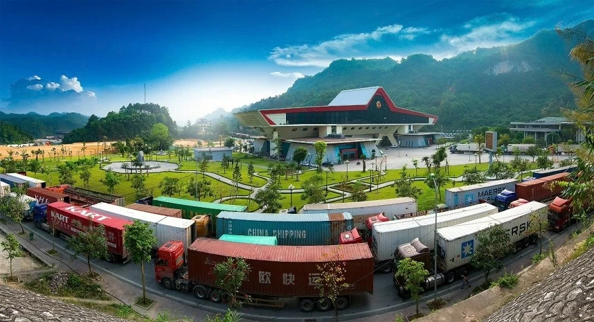 Cửa khẩu Quốc tế Hữu Nghị - thể hiện tình hữu nghị truyền thống lâu đời giữa nhân dân hai nước Việt-Trung, đồng thời là một trong cửa khẩu sôi động, hiện đại nhất trên tuyến biên giới Việt Nam – Trung Quốc.