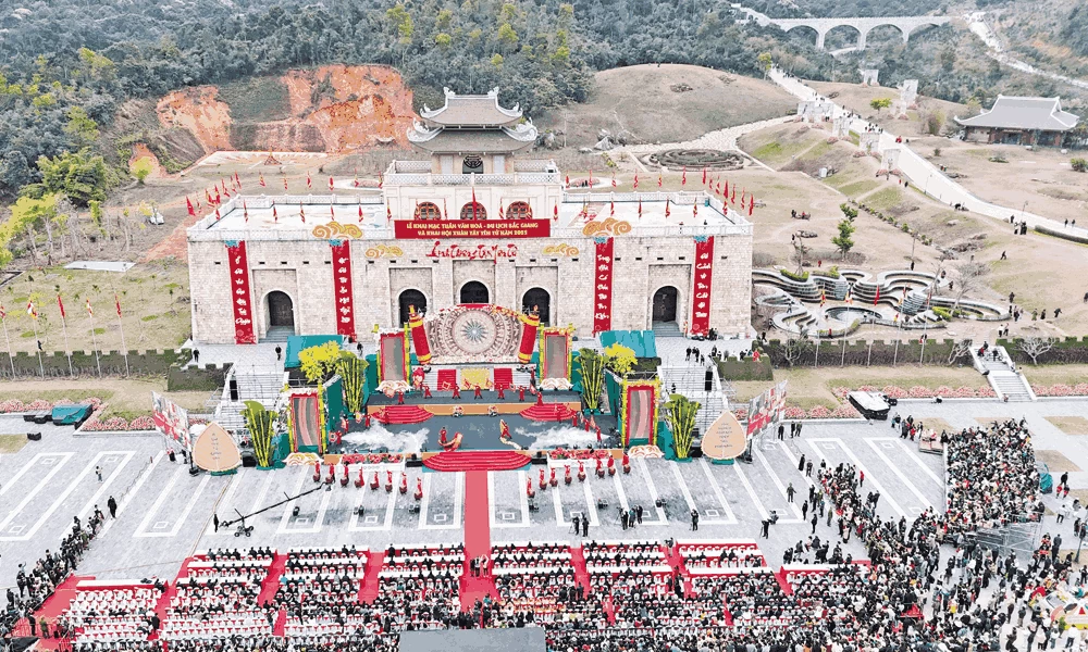 Nhờ tích cực quảng bá, du khách đến Khu du lịch tâm linh - sinh thái Tây Yên Tử  ngày một tăng. (Ảnh: Công Doanh)