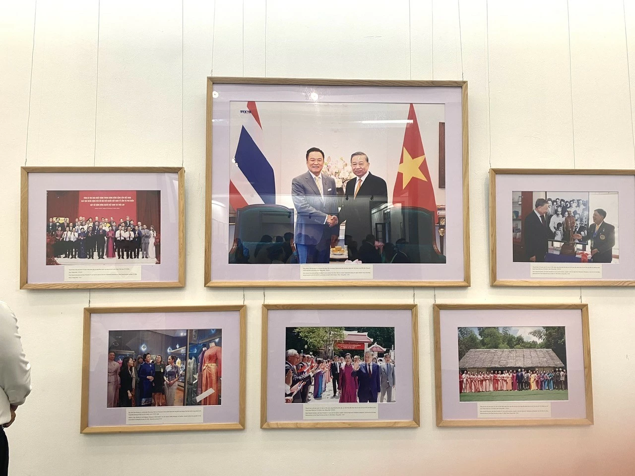 Các tác phẩm tại triển lãm phản ánh những dấu mốc nổi bật trong quan hệ giữa Thái Lan và Việt Nam. (Ảnh: Mai Liên)