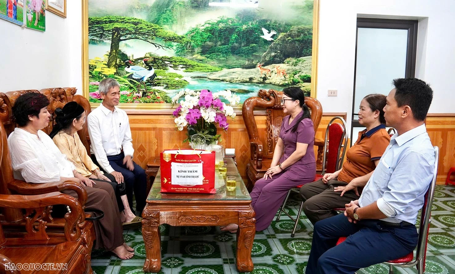 Đoàn Cục Phục vụ Ngoại giao đoàn thăm, tri ân Bà mẹ Việt Nam anh hùng Tình Thị Lộc. (Ảnh: 