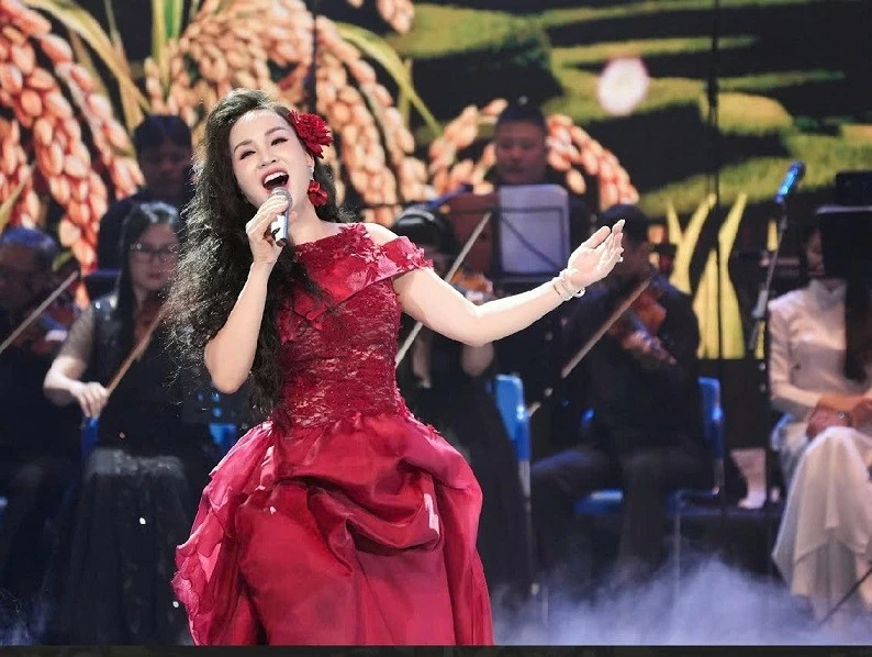 Ca sĩ Nguyễn Khánh Ly song ca cùng NSND Quang Thọ, tạo dấu ấn trong đêm nhạc tri ân