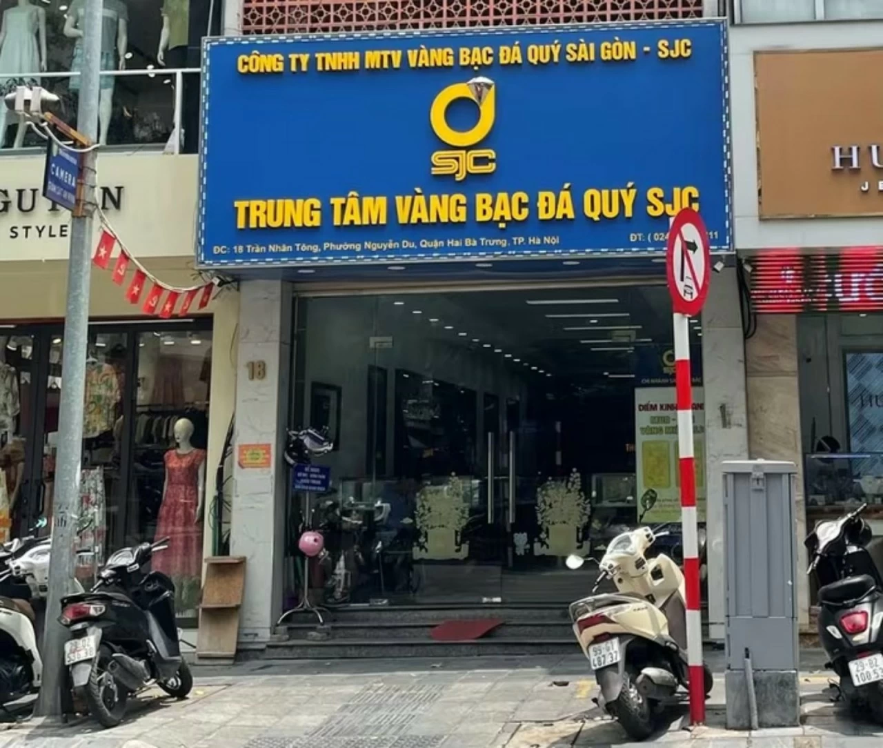Cửa hàng của SJC tại Hà Nội thưa khách. (Ảnh: Đỗ Huyền)