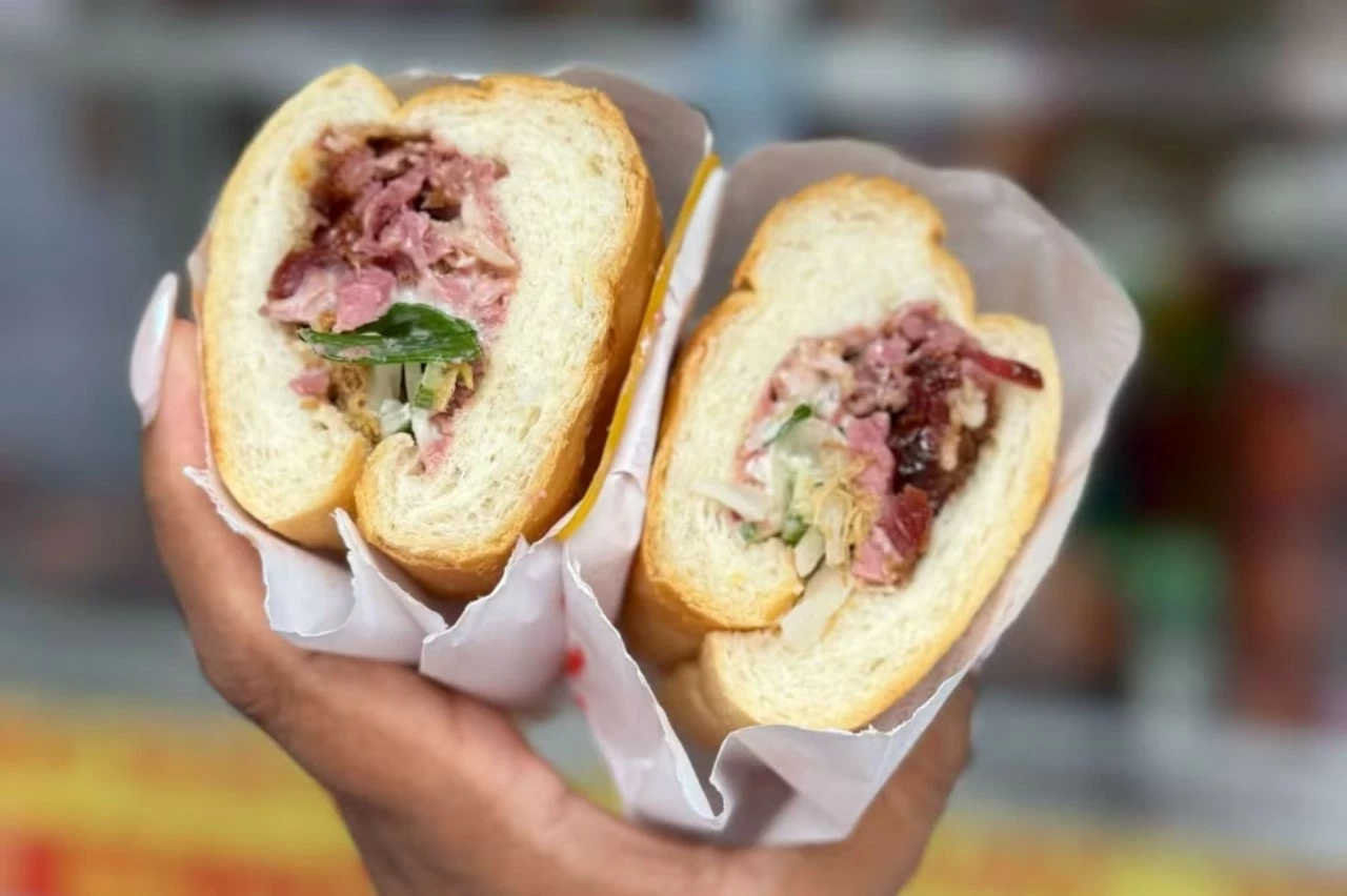 Bánh mì - món ăn đầy hấp dẫn đối với du khách quốc tế. (Ảnh: Travel & Leisure) Bánh mì - món ăn đầy hấp dẫn đối với du khách quốc tế. (Ảnh: Travel & Leisure)