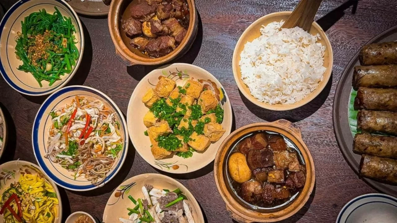 Thưởng thức mâm cơm Việt Nam là một trong những trải nghiệm khó quên của du khách quốc tế khi ghé thăm đất nước hình chữ S. (Ảnh: Travel & Leisure) Thưởng thức mâm cơm Việt Nam là một trong những trải nghiệm khó quên của du khách quốc tế khi ghé thăm đất nước hình chữ S. (Ảnh: Travel & Leisure)