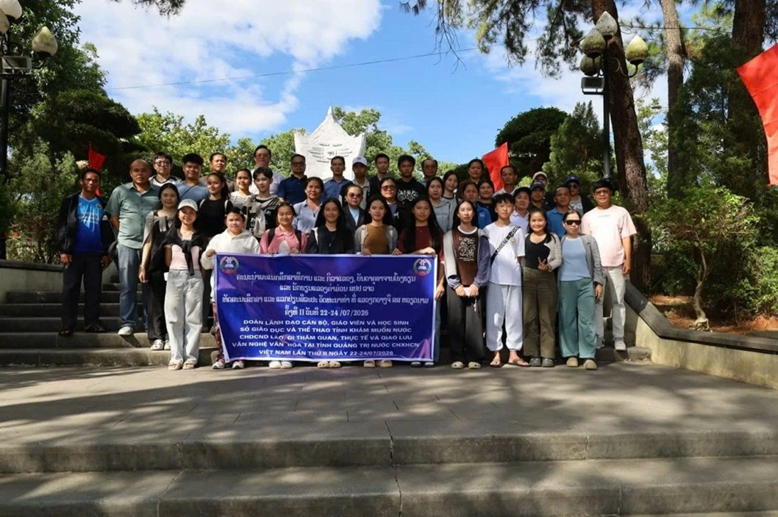 Đoàn cán bộ, giáo viên, học sinh tỉnh Khammouane (Lào) tham quan, giao lưu văn hóa và trao đổi tại tỉnh Quảng Trị