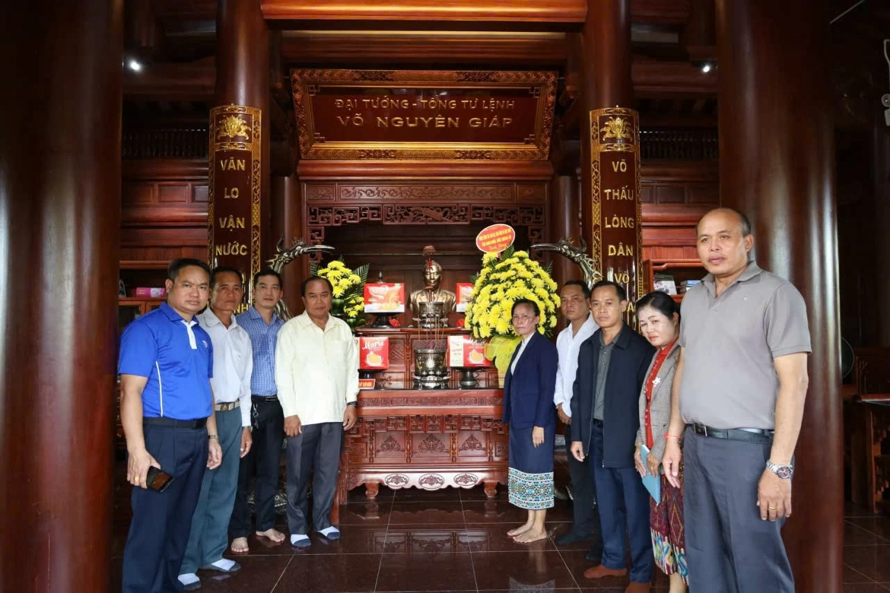 Đoàn cán bộ, giáo viên, học sinh tỉnh Khammouane (Lào) tham quan, giao lưu văn hóa và trao đổi tại tỉnh Quảng Trị