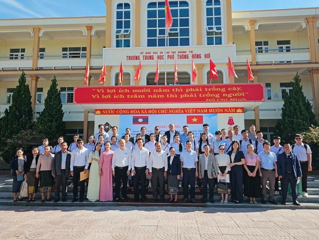 Đoàn cán bộ, giáo viên, học sinh tỉnh Khammouane (Lào) tham quan, giao lưu văn hóa và trao đổi tại tỉnh Quảng Trị