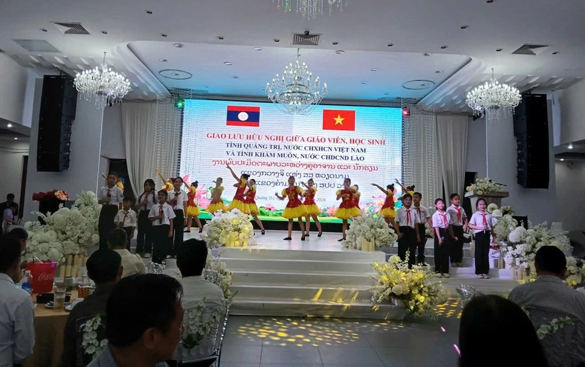 Đoàn cán bộ, giáo viên, học sinh tỉnh Khammouane (Lào) tham quan, giao lưu văn hóa và trao đổi tại tỉnh Quảng Trị