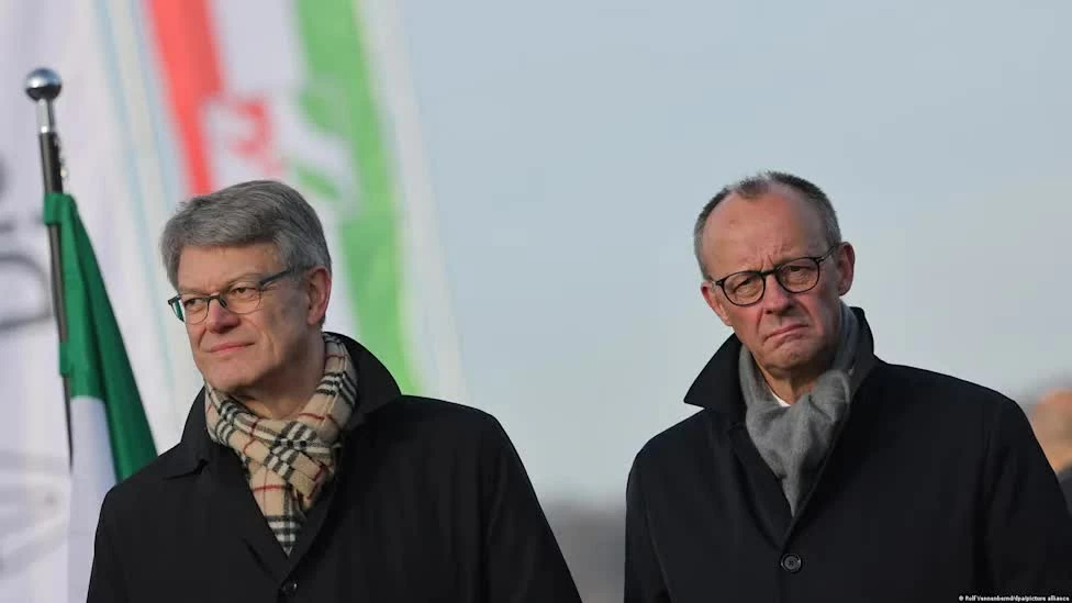 Bộ trưởng Giao thông Đức Patrick Schnieder (trái) và Thủ tướng Friedrich Merz trong giai đoạn Chính phủ Đức tiến hành cải tổ nội các, với việc ông Schnieder chủ động đề nghị được miễn nhiệm. (Nguồn: Yahoo News UK)