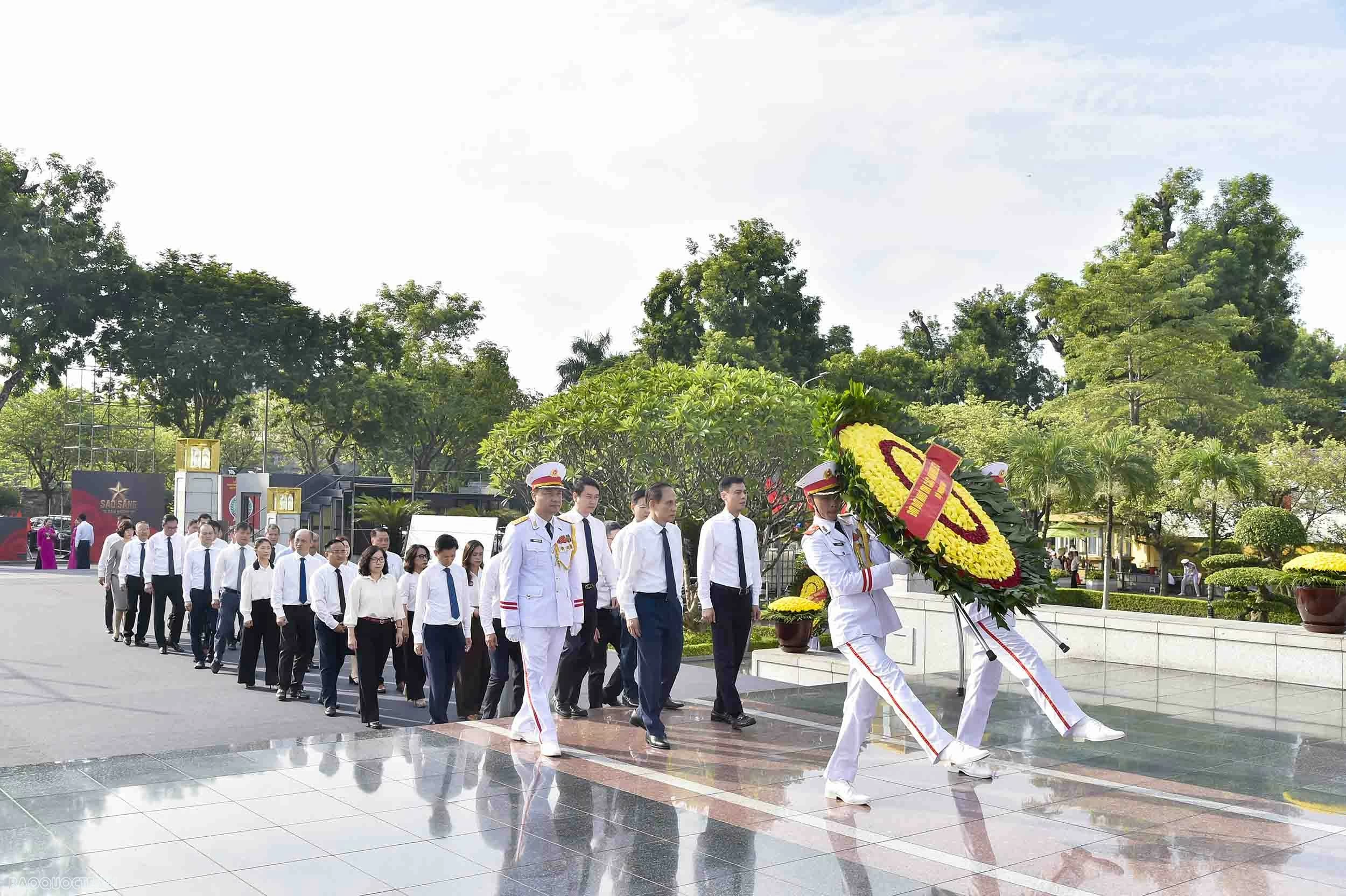 Bộ Ngoại giao dâng hương tưởng niệm các Anh hùng liệt sĩ