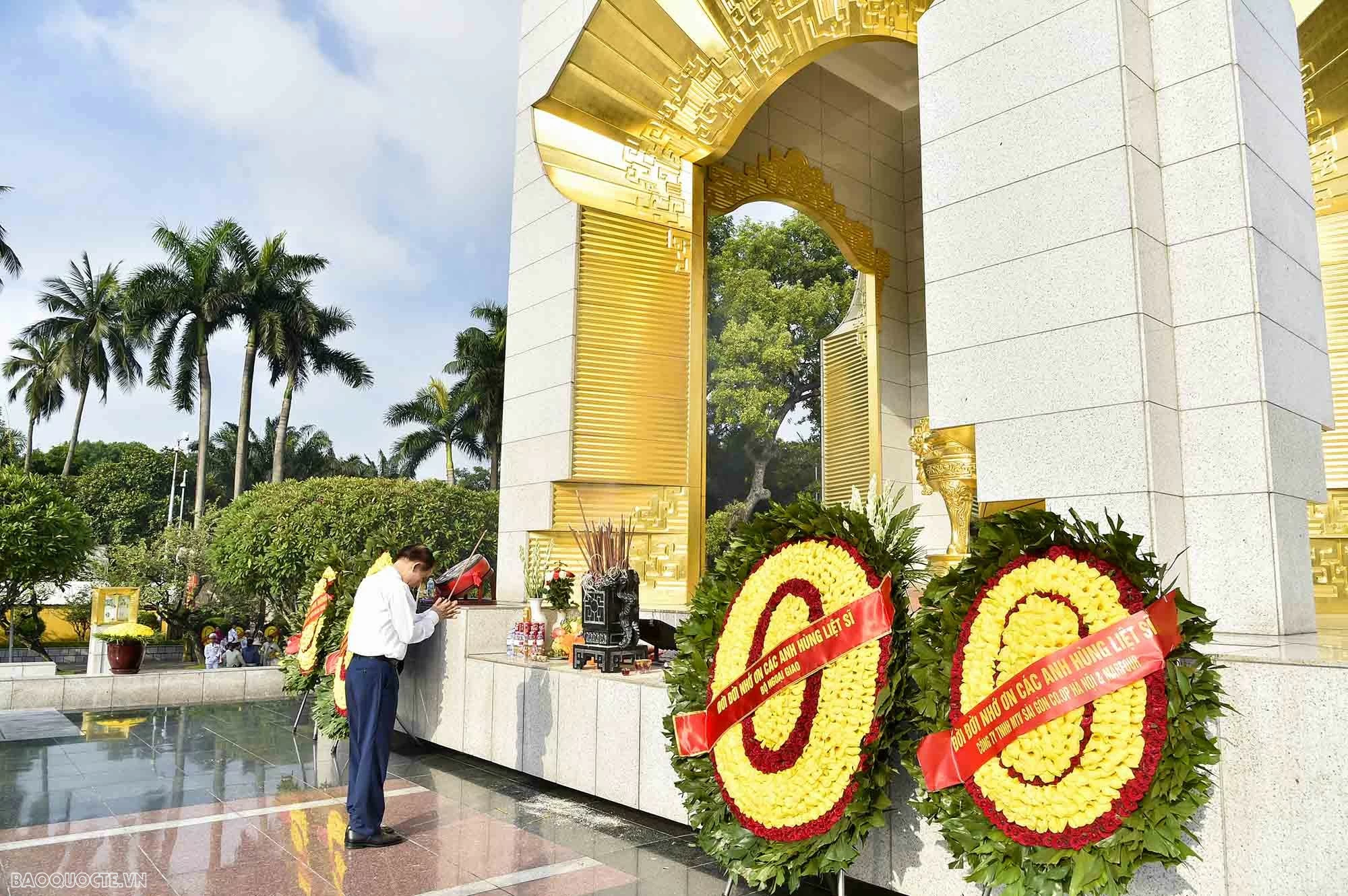 Bộ Ngoại giao dâng hương tưởng niệm các Anh hùng liệt sĩ