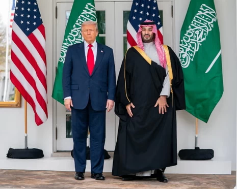 Tổng thống Mỹ Donald Trump và Thái tử kiêm Thủ tướng Saudi Arabia Mohammed bin Salman tại Nhà Trắng hồi tháng 11/2025. Thỏa thuận hợp tác hạt nhân giữa Washington và Riyadh được đánh giá là bước ngoặt quan trọng trong quan hệ song phương, đồng thời làm dấy lên nhiều tranh luận về tác động đối với cán cân chiến lược Trung Đông. (Nguồn: The Guardian) Tổng thống Mỹ Donald Trump và Thái tử kiêm Thủ tướng Saudi Arabia Mohammed bin Salman tại Nhà Trắng hồi tháng 11/2025. Thỏa thuận hợp tác hạt nhân giữa Washington và Riyadh được đánh giá là bước ngoặt quan trọng trong quan hệ song phương, đồng thời làm dấ