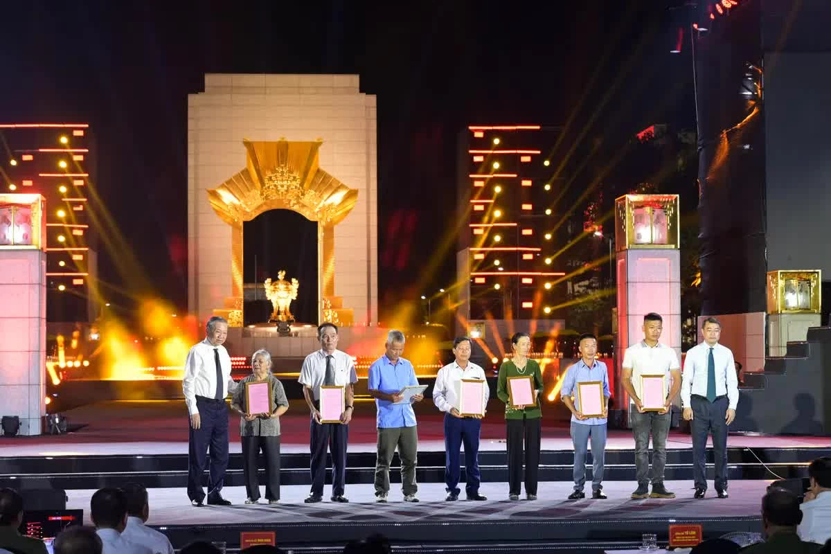 ‘Sao sáng dẫn đường’: Hành trình tri ân viết tiếp câu chuyện hòa bình ‘Sao sáng dẫn đường’: Hành trình tri ân viết tiếp câu chuyện hòa bình