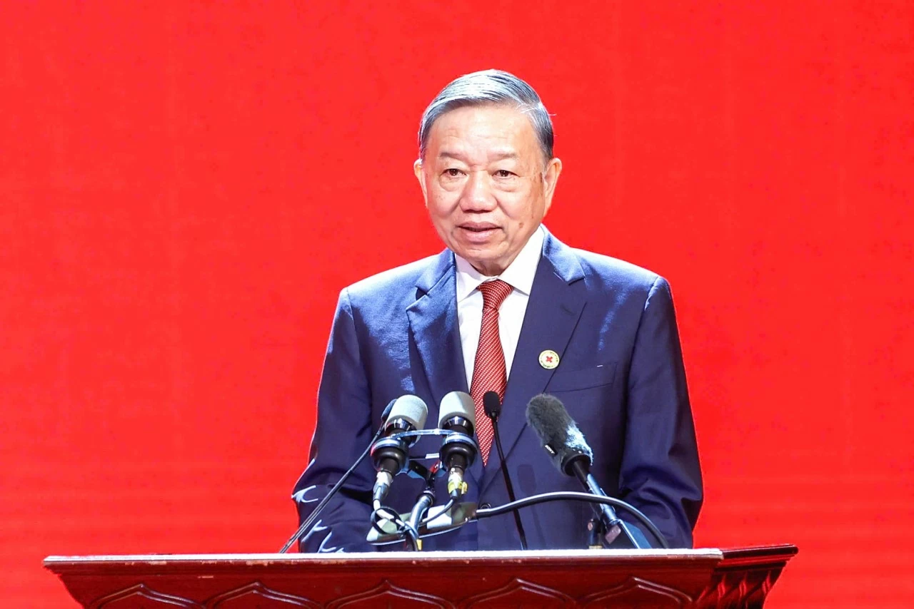 chuyển từ ứng phó bị động sang chủ động phòng ngừa; từ cứu trợ sau thiệt hại sang cảnh báo sớm, hành động sớm; từ trao tặng đơn thuần sang hỗ trợ sinh kế, phục hồi năng lực và mở ra cơ hội phát triển; từ các chương trình riêng lẻ sang một hệ sinh thái nhân đạo kết nối Nhà nước, xã hội, doanh nghiệp và người dân. Sự hỗ trợ tốt nhất không chỉ giúp người dân vượt qua khó khăn trước mắt, mà còn giúp họ tự vươn lên và ổn định cuộc sống lâu dài. (Nguồn: ) chuyển từ ứng phó bị động sang chủ động phòng ngừa; từ cứu trợ sau thiệt hại sang cảnh báo sớm, hành động sớm; từ trao tặng đơn thuần sang hỗ trợ sinh kế, phục hồi năng lực và mở ra cơ hội phát triển; từ các chương trình riêng lẻ sang một hệ sinh thái nhân đạo kết nối Nhà nước, xã hội, doanh nghiệp và người dân. Sự hỗ trợ tốt nhất không chỉ giúp người dân vượt qua khó khăn trước mắt, mà còn giúp họ tự vươn lên và ổn định cuộc sống lâu dài. (Nguồn: )