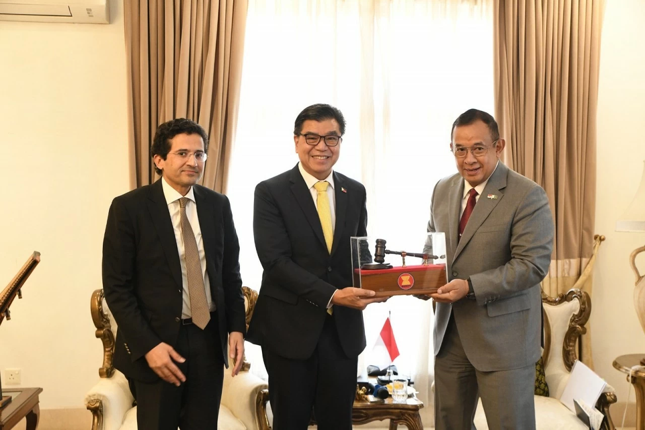 Lễ chuyển giao vai trò Chủ tịch luân phiên Ủy ban ASEAN tại Islamabad (ACI) giữa Đại sứ Indonesia và Đại sứ Philippines. Lễ chuyển giao vai trò Chủ tịch luân phiên Ủy ban ASEAN tại Islamabad (ACI) giữa Đại sứ Indonesia và Đại sứ Philippines.