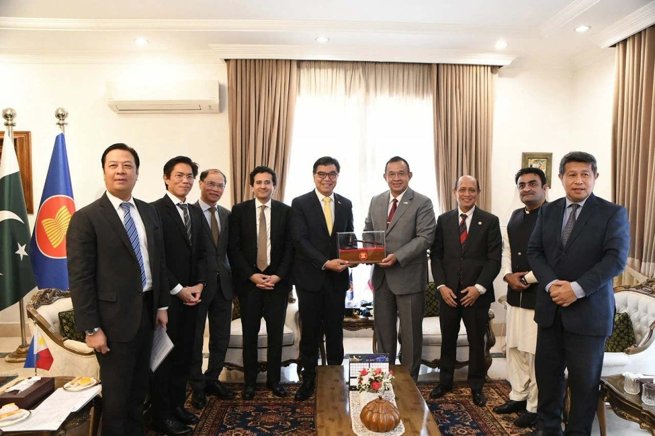 Toàn cảnh buổi làm việc giữa Bộ trưởng Dầu mỏ Pakistan Ali Pervaiz Malik và Đại sứ các nước ASEAN tại Pakistan trong khuôn khổ hoạt động của Ủy ban ASEAN tại Islamabad (ACI). Toàn cảnh buổi làm việc giữa Bộ trưởng Dầu mỏ Pakistan Ali Pervaiz Malik và Đại sứ các nước ASEAN tại Pakistan trong khuôn khổ hoạt động của Ủy ban ASEAN tại Islamabad (ACI).