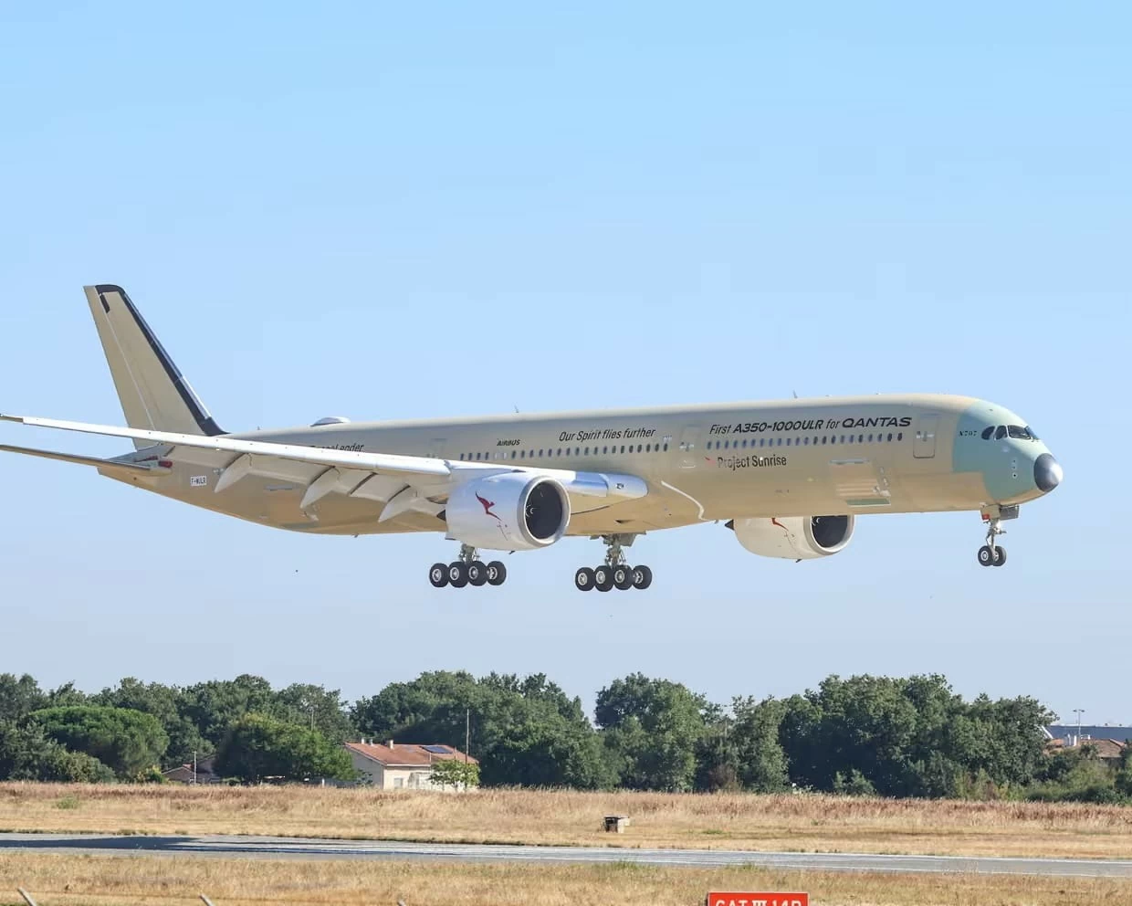 Chiếc Airbus A350-1000ULR của Qantas hạ cánh tại Toulouse (Pháp) ngày 28/7 sau khi hoàn thành chuyến bay lập kỷ lục kéo dài 24 giờ 24 phút từ Melbourne. (Nguồn: Shutterstock)