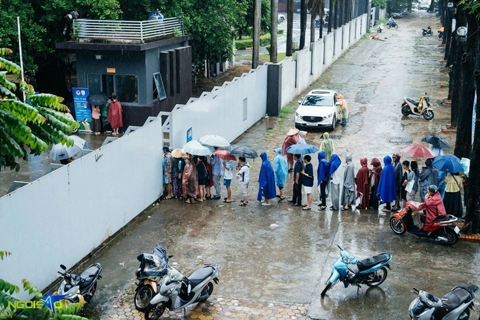 9h30 ngày 29/7, hàng dài người đứng trước quầy vé ở cổng chính Liên đoàn bóng đá Việt Nam trên đường Lê Quang Đạo, phường Từ Liêm, TP. Hà Nội để chờ đến lượt.