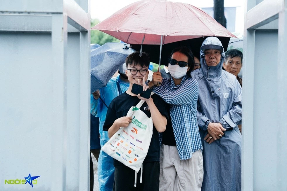 Người hâm mộ xếp hàng dưới trời mưa to để mua vé xem trận tuyển Việt Nam và Singapore