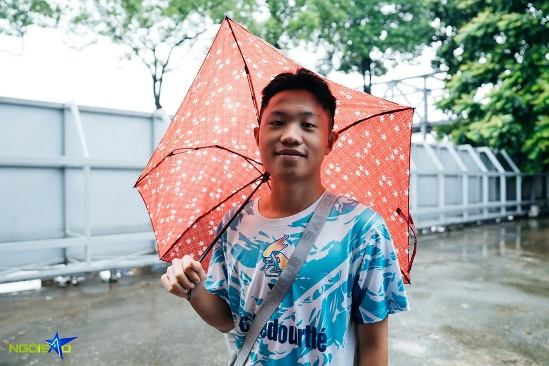 Người hâm mộ xếp hàng dưới trời mưa to để mua vé xem trận tuyển Việt Nam và Singapore
